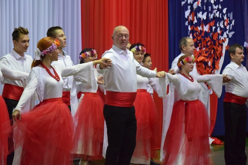 Piękny polonez dla niepodległej w III LO w Lubinie....