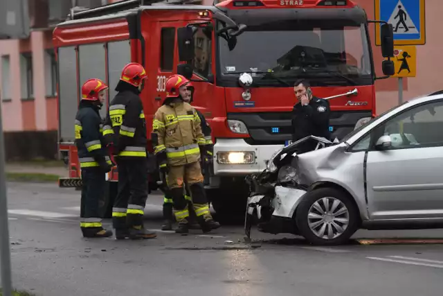 Zderzenie na ruchliwym skrzyżowaniu, dwa samochody rozbite