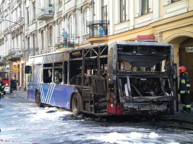 Spalony autobus po dogaszeniu przez strażaków. To już kolejny przypadek tego rodzaju w MPK Łódź.