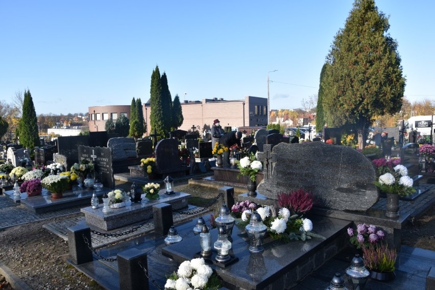 Cmentarze znów otwarte 3.11.2020 r. Mieszkańcy ruszyli na nekropolie, by odwiedzić groby swoich bliskich [ZDJĘCIA]