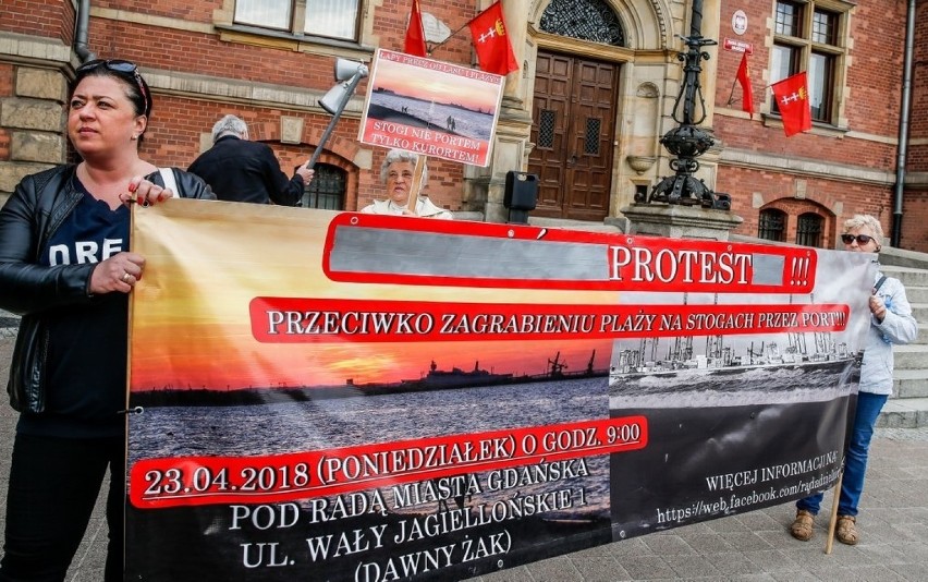 Protest przed budynkiem Rady Miasta Gdańska ws. likwidacji...