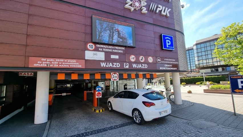 Nad wjazdem do parkingu "Centrum" w Kielcach były przydatne informacje, teraz jest reklama. Kierowcy są oburzeni    