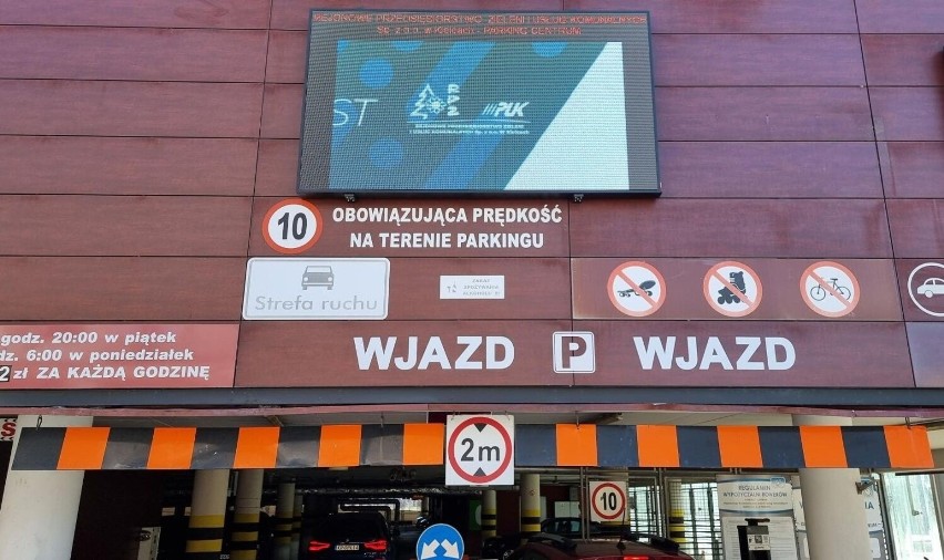 Nad wjazdem do parkingu "Centrum" w Kielcach były przydatne informacje, teraz jest reklama. Kierowcy są oburzeni    