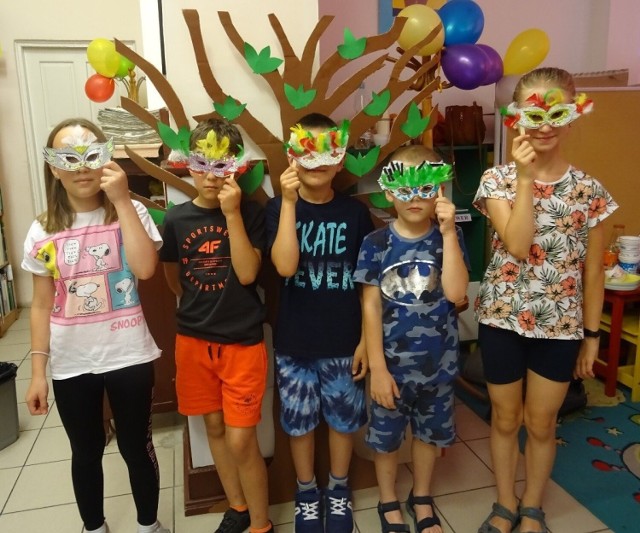 Dzieciaki podczas wakacyjnych zajęć w Miejskiej Bibliotece Publicznej w Stalowej Woli. Zobacz zdjęcia z wydarzenia! >>>