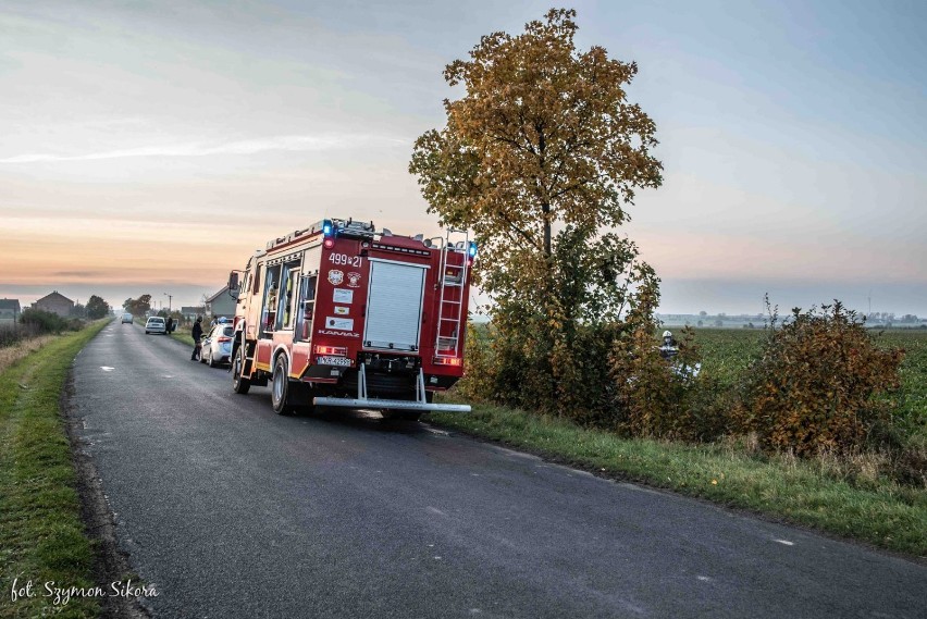 Kierowca uderzył w drzewo i wypadł z drogi. Na miejscu lądował LPR [ZDJĘCIA]