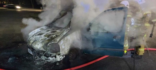 W środę, 10 stycznia 2024 roku, kwadrans przed 6 dyspozytor stanowiska kierowania komendanta powiatowego PSP w Pleszewie otrzymał zgłoszenie dotyczące pożaru samochodu osobowego