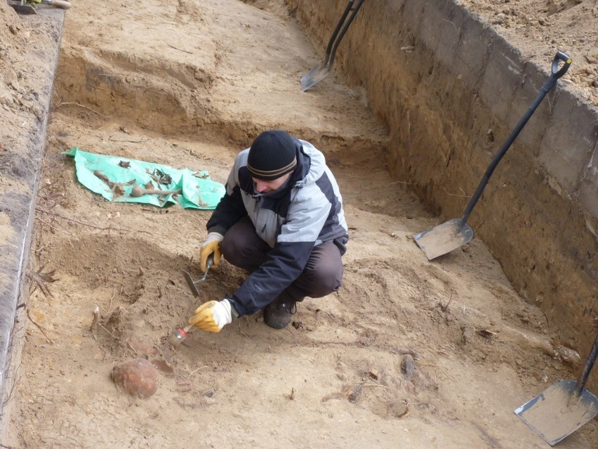Szczątki żołnierzy odnalezione na Nowym Cmentarzu? Trwa ekshumacja [ZDJĘCIA]