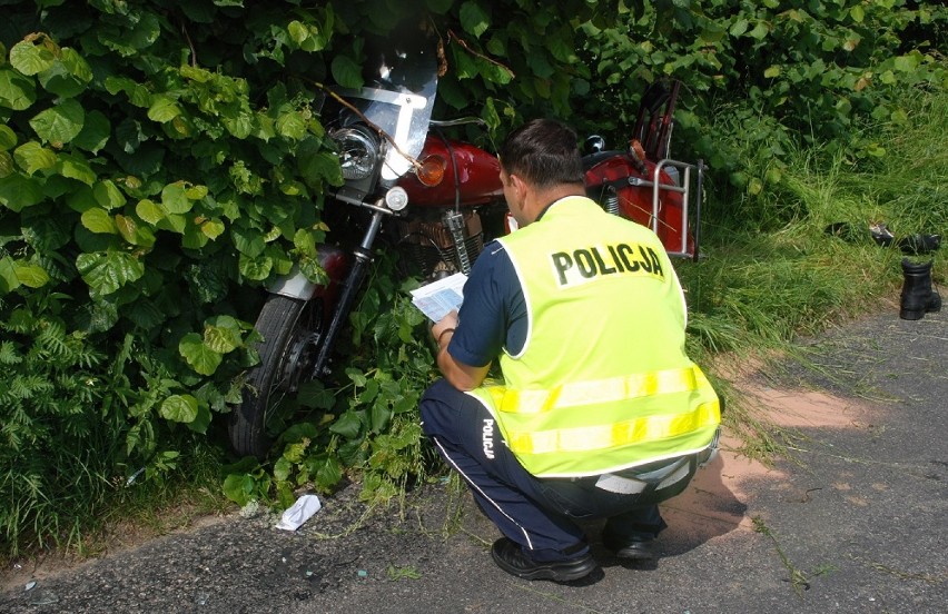 Wypadek motocyklowy w Wandowie. Rannego zabrał śmigłowiec LPR [ZDJĘCIA]