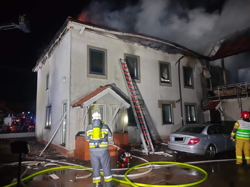 Tragiczny pożar w Zalasewie gasiło 8 zastępów strażaków....