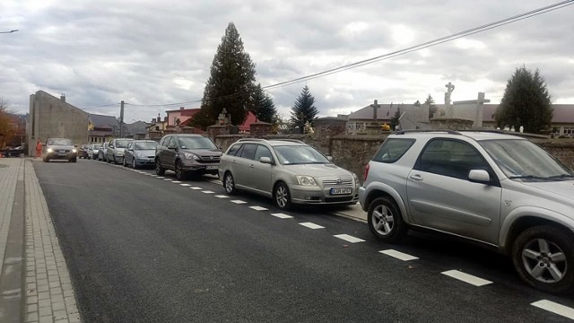 Na ulicy Karwacjanów będzie teraz można zaparkować. Miejsca dla samochodów są od początku muru do bocznej bramu