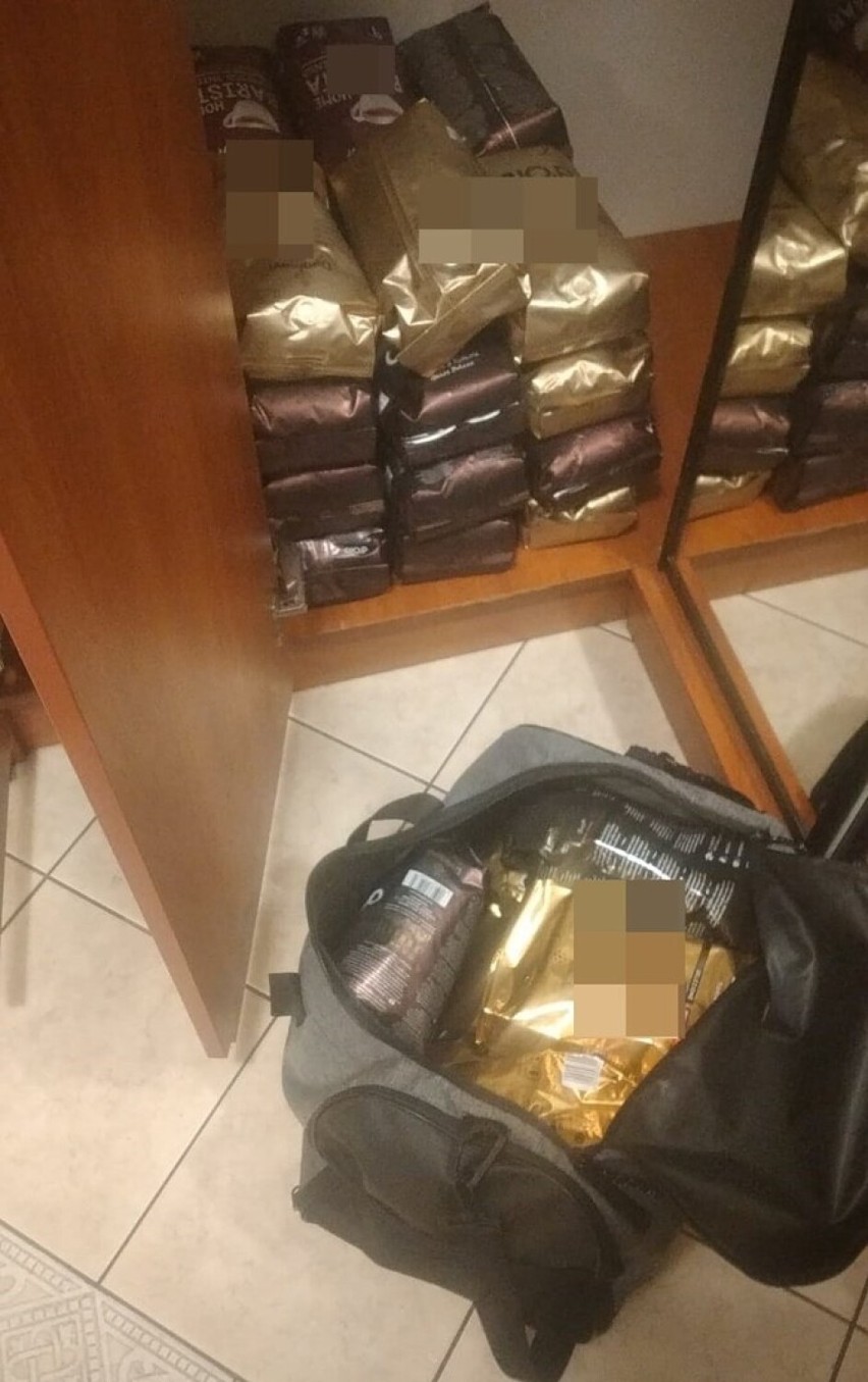 Policjanci zatrzymali parę złodziei w Opocznie. Kradli drogie kawy ziarniste. Policja u złodziei znalazła ponad 30 kg kawy