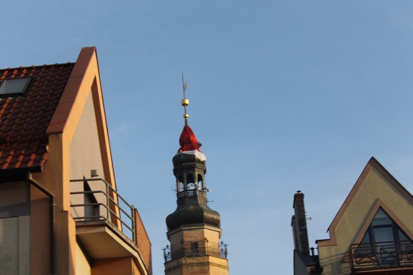 Duża czapka Mikołaja na ratuszowej wieży. Mniejsze na pomnikach [Zdjęcia]