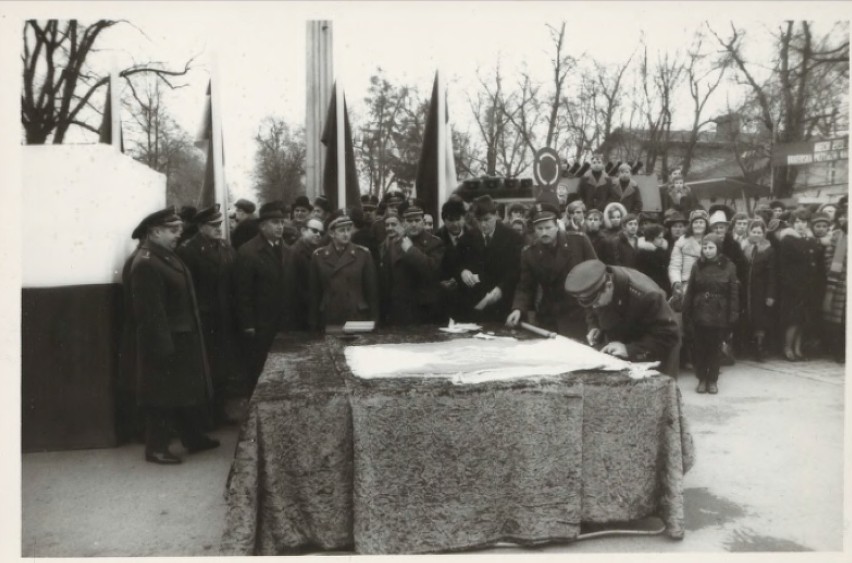 Tak przysięga wojskowa wyglądała w latach 70. ubiegłego wieku [ZDJĘCIA]. Uroczyste ślubowanie przy zamku w Malborku