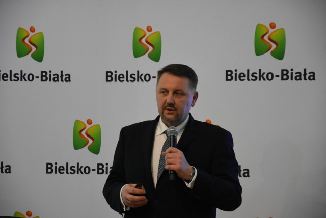 Prezydent Bielska-Białej Jarosław Klimaszewski podczas środowego spotkania. 

Zobacz kolejne zdjęcia. Przesuwaj zdjęcia w prawo - naciśnij strzałkę lub przycisk NASTĘPNE