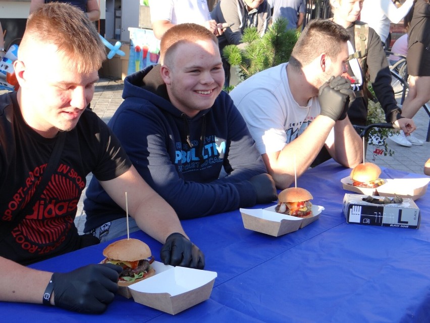 Niedziela na Przystanku Food Truck w Radomsku z konkursami i animacjami 5.09.2021 ZDJĘCIA