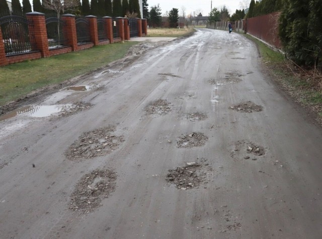 Tak wygląda obecnie ulica Szeroka Droga w Radomiu. Podczas opadów deszczu lub śniegu dojazd wygląda tragicznie.