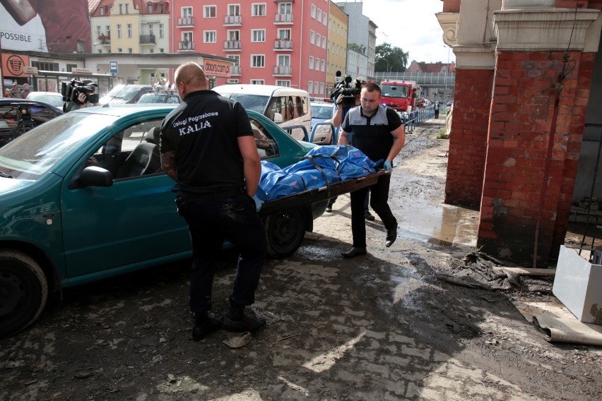 Dwie ofiary ulewy w Gdańsku. Ciała mężczyzn znaleziono w piwnicy [ZDJĘCIA, WIDEO]