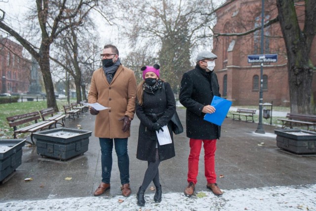 W lekko śnieżnej aurze w czwartek (3 grudnia) została oficjalnie rozpoczęta zimowa edycja „Ciepła serca w słoiku” 2020, podczas konferencji prasowej, jaką zwołali organizatorzy akcji: Wiktor Michalski, Aurelia Ratajczak, Ireneusz Nitkiewicz, Anna Niewiadomska