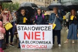 Mieszkańcy Katowic na rynku protestowali przeciw patodeweloperce. Pokazali żółtą kartkę administracji prezydenta Krupy