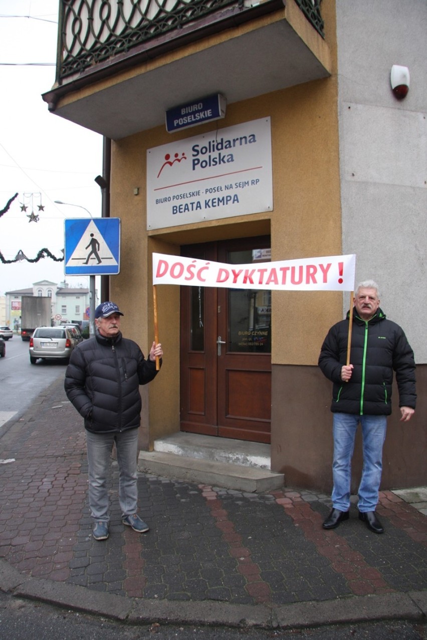 Syców: Protest pod biurem poselskim Beaty Kempy