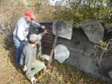 Kolejne żeliwne macewy wróciły na cmentarz żydowski w Żarkach. O nekropolie dbają społecznicy: Wojciech Mszyca i Piotr Zamorski