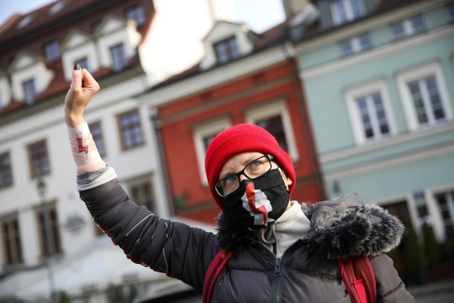 Strajk Kobiet. Przed komisariatem na ul. Szerokiej w Krakowie odbył się protest