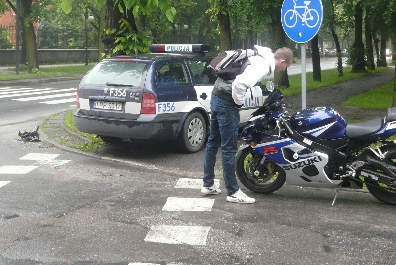 Wypadek na św. Antoniego w Tomaszowie: Motocyklista zderzył się z bmw  [ZDJĘCIA]