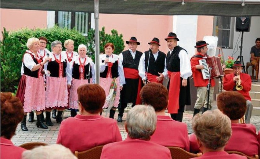 Zespół Pałuki z Sarbinowa Drugiego podczas XX Spotkania...