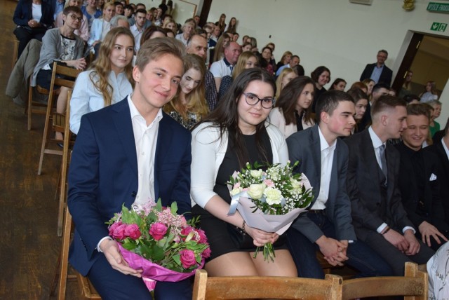 Ponad 40 uczniów z pięciu klas trzecich uzyskało średnią ocen powyżej 4,75! Podziękowano uczniom za udział w olimpiadach i rozgrywkach sportowych.