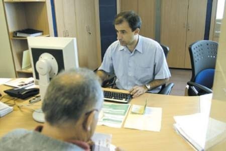 Robert Ciesielski w Biurze Terenowej Jednostki Obsługi Odbiorców Gazu już udziela informacji o rozdziale rachunków.