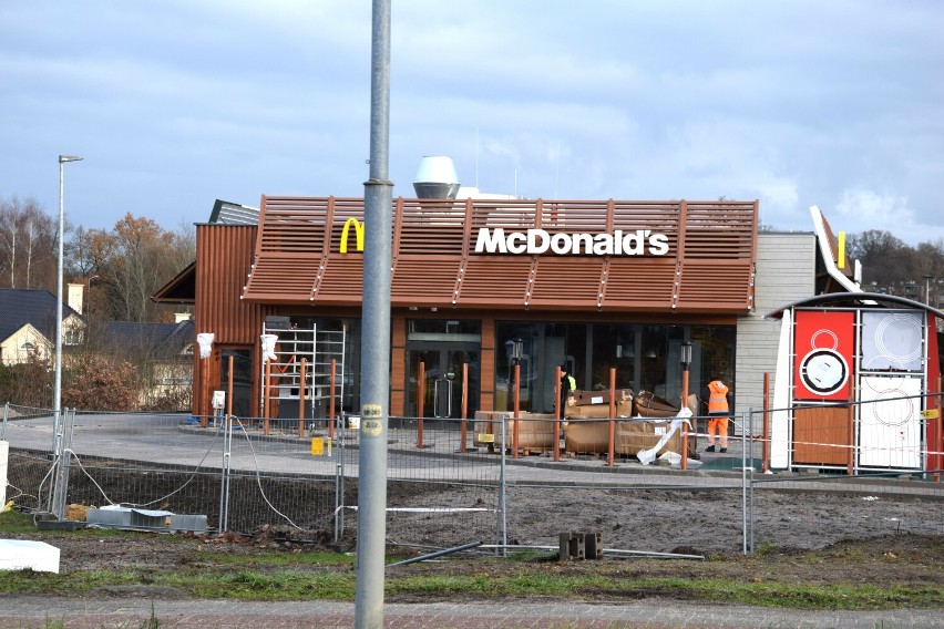 Trwają ostatnie prace na budowie nowego lokalu McDonald'sa w...
