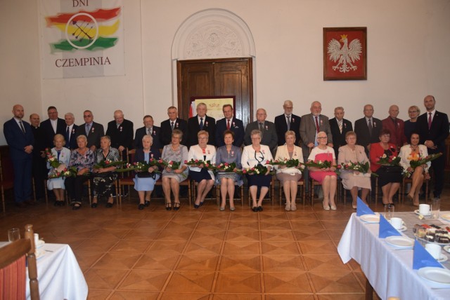 Medale z okazji Złotych Godów dla par z gminy Czempiń