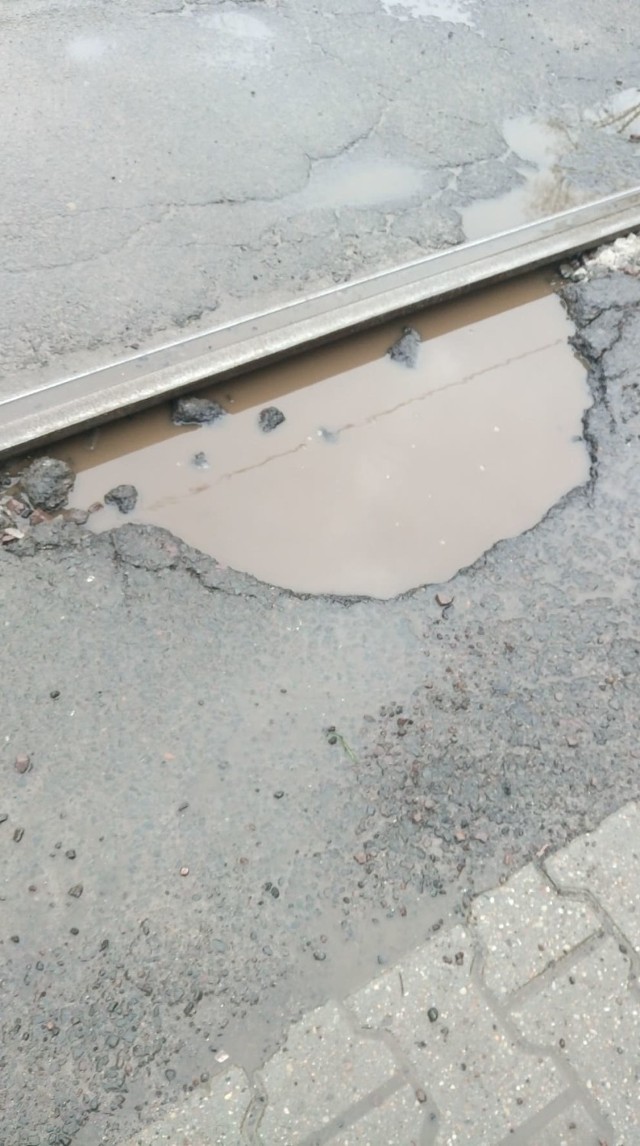 Obecnie w Gorzowie tramwaje nie kursują. Spowodowane jest to m.in. pracami przy torowisku, które obecnie prowadzone są w okolicach Al. 11 Listopada.

Przez krótki czas po torach tramwajowych kursowały autobusy. Szybko jednak okazało się, że pomysł ten nie był trafiony... Największe wyrwy powstały na skrzyżowaniu ul. Chrobrego z ul. Krzywoustego. Samochody przejeżdżające w tym miejscu muszą maksymalnie zwolnić, by nie urwać koła, czy też nie zepsuć zawieszenia. Przejście w tym miejscu nie jest też najbezpieczniejsze dla pieszych. Zobaczcie sami!

Przeczytaj też:  Śmierć 15-latka w Ciecierzycach. Są zarzuty dla kolegów zmarłego. Dwóch 18-latków usłyszało zarzut nieumyślnego spowodowania śmierci

WIDEO: Tramwaje w Gorzowie przeszły na emeryturę


