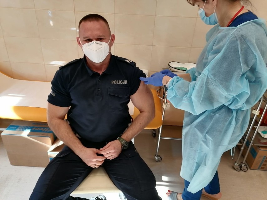 Policjanci z Sieradza szczepią się przeciwko covid-19