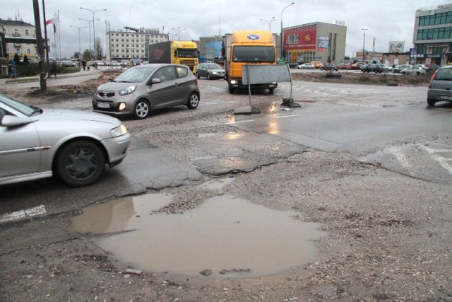 Kierowcy jadący w stronę ulicy Żelaznej wpadają w taką dziurę obok dworca autobusowego. Kilkanaście metrów dalej czyhają kolejne dziury.