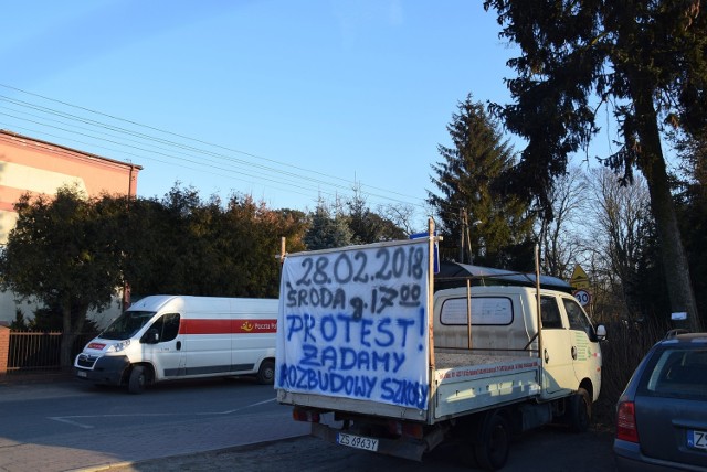 W lutym tego roku takie transparenty wisiały w pobliżu szkoły, gdzie przeciwko trudnej sytuacji protestowali rodzice uczniów.