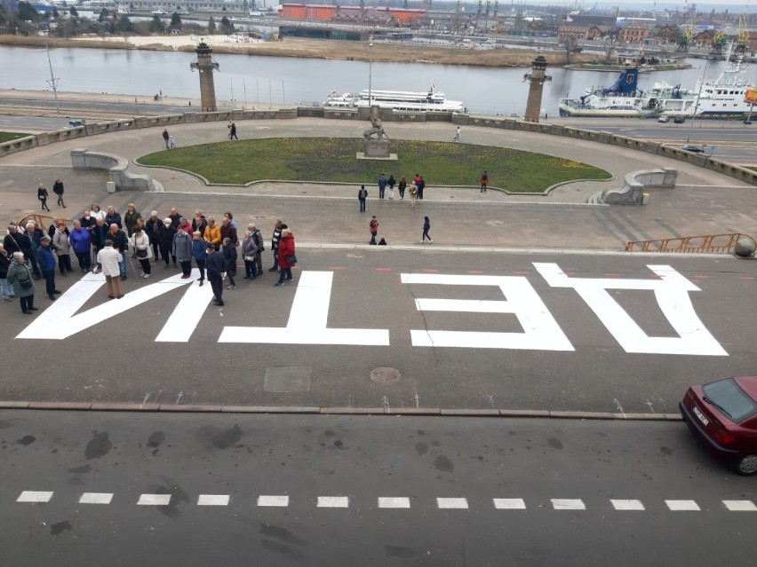 Wyjątkowy napis na Wałach Chrobrego w Szczecinie w ramach aktu solidarności z Ukrainą [ZDJĘCIA]