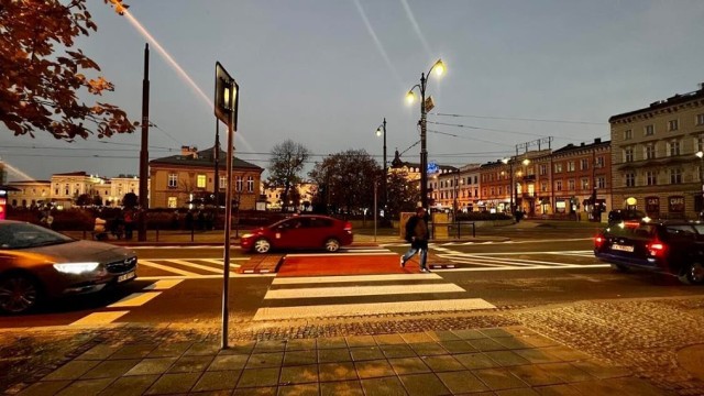 Kraków. ulica Pawia. Nowe przejście to alternatywa dla przechodzenia przejściami położonymi w głębi ulicy Pawiej lub korzystania z przejścia podziemnego w rejonie Plant.