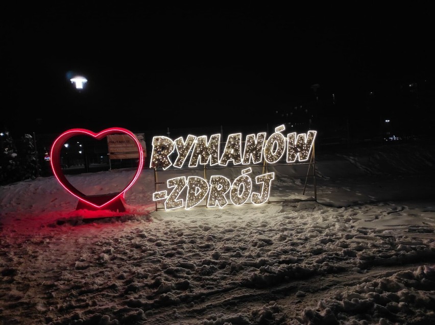 To magiczny, zimowy czas w uzdrowisku Rymanów-Zdrój. Bajkowe iluminacje i Festiwal Świąteczny „Zimowe Anioły” [ZDJĘCIA]