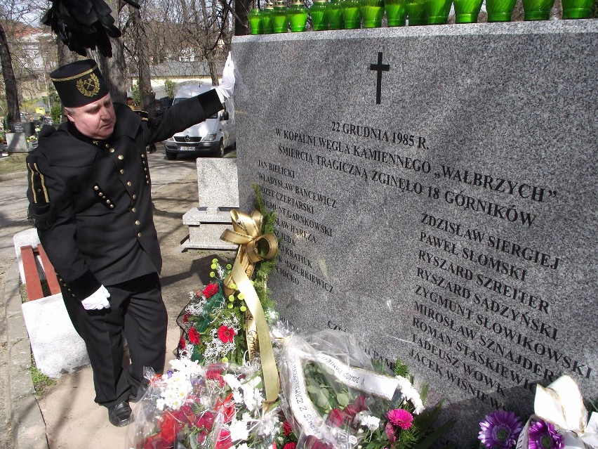 Andrzej Zieliński obok tablicy poświęconej jego poległym...