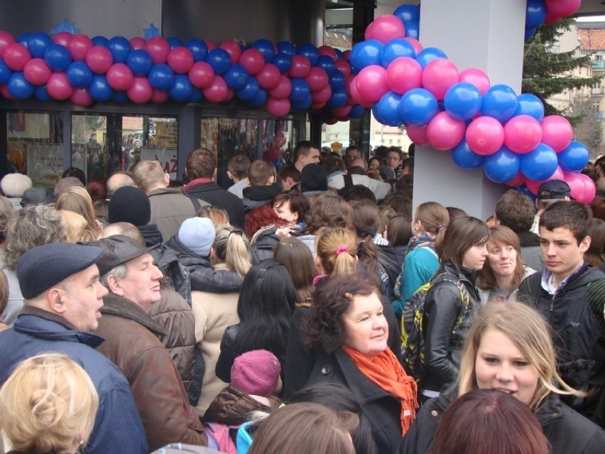 Otwarcie galerii "Alfa" w Grudziądzu w marcu 2012 roku. W...