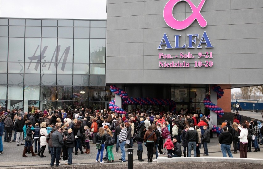Otwarcie galerii "Alfa" w Grudziądzu w marcu 2012 roku. W...