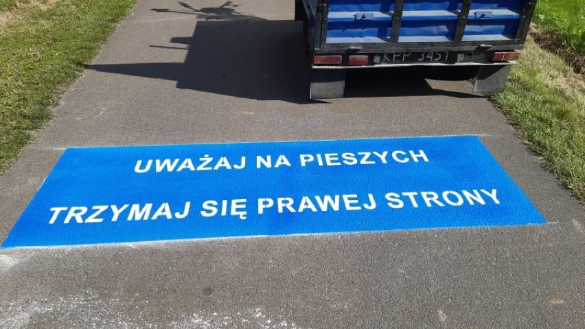 Kalisz: Te napisy na ścieżce rowerowej mają poprawić bezpieczeństwo rowerzystów i pieszych. ZOBACZ