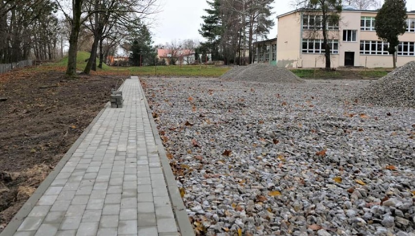 Nowe boiska wielofunkcyjne budowane są przy trzech chełmskich szkołach. Zobacz zdjęcia