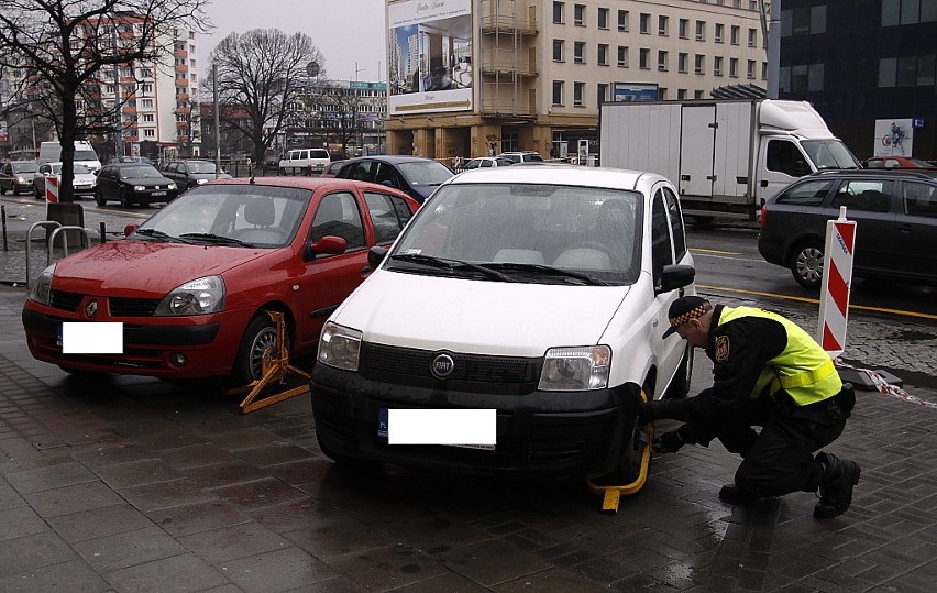 Blokady dla kierowców łamiących zakaz parkowania podczas remontu torowiska we Wrzeszczu