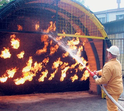 Podczas szkolenia górnicy próbują różnych metod gaszenia