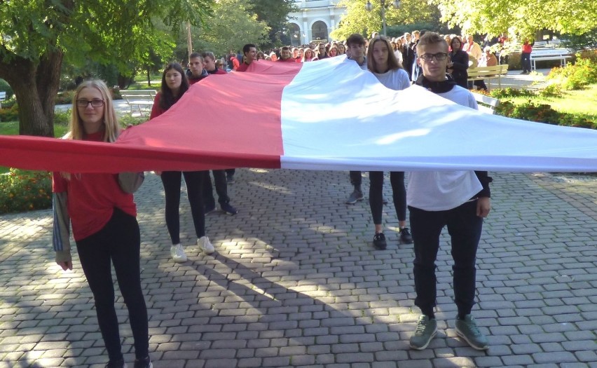 2000 osób kroczyło w biało-czerwonym Marszu Niepodległościowym w Busku-Zdroju [ZDJĘCIA]