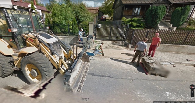 Mieszkańcy Przedborza na Google Street View. Kto wpadł w oko kamer Google?