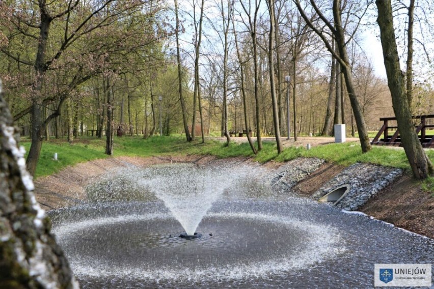 Wodna atrakcja w postaci fontann przybyła w Parku Zamkowym w Uniejowie. Miasto zachęca do spacerów (zdjęcia)