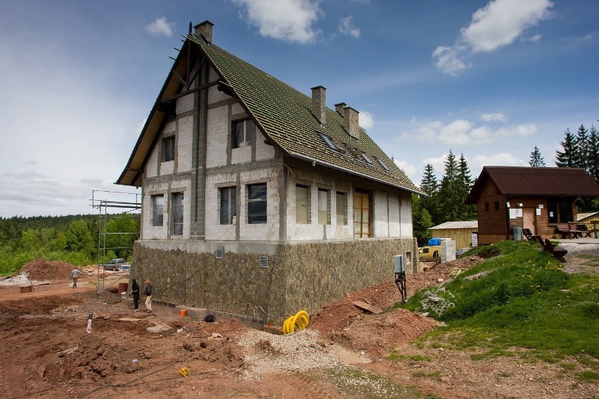 Boguszów-Gorce: Jesienią oddadzą budynek obsługi ruchu turystycznego przy stoku Dzikowiec (ZDJĘCIA)